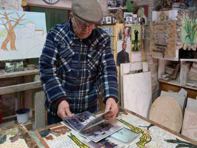 Questa � solo una delle tante attivit� di volontariato che l�anziano artista svolge con i giovani. Quando si parla di loro il suo volto si illumina. Immediatamente apre un cassetto e ne estrae una serie di piccoli album fotografici